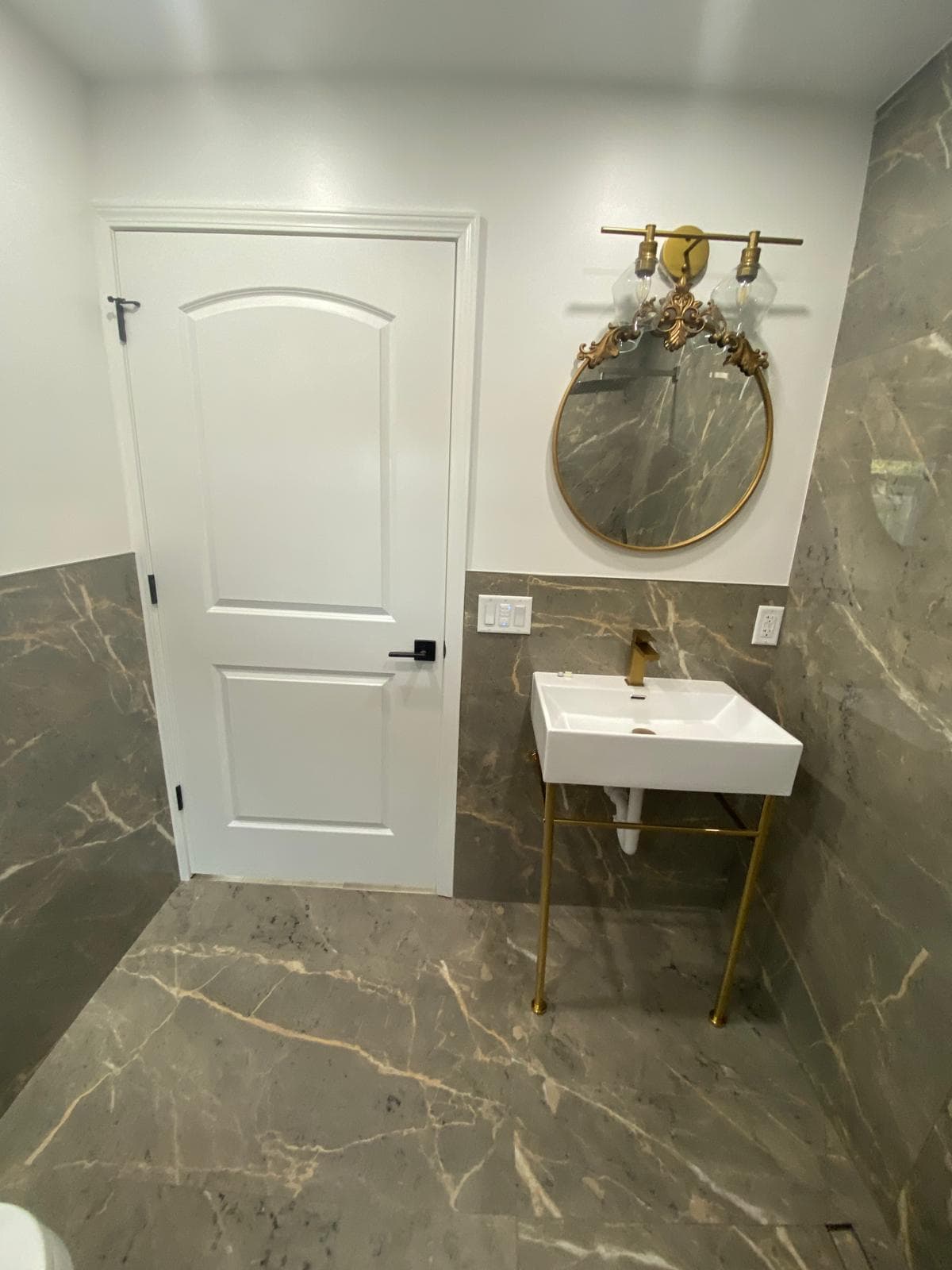 Peaceful Manor Farmington Hills — Bathroom