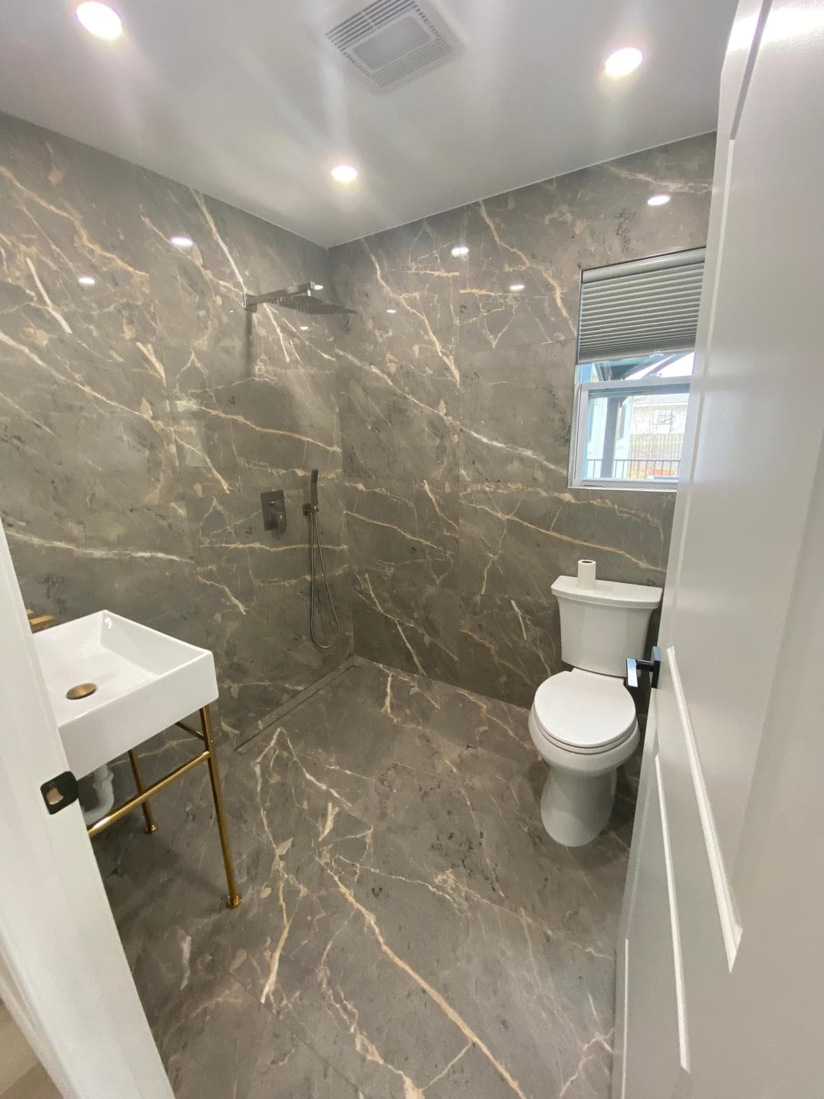 Peaceful Manor Farmington Hills — Step-free walk-in shower