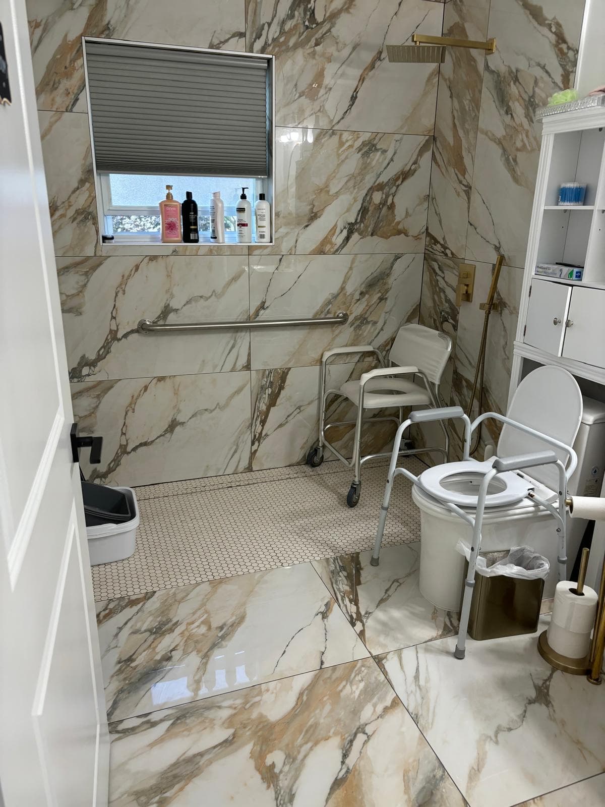 Peaceful Manor Livonia — Bathroom
