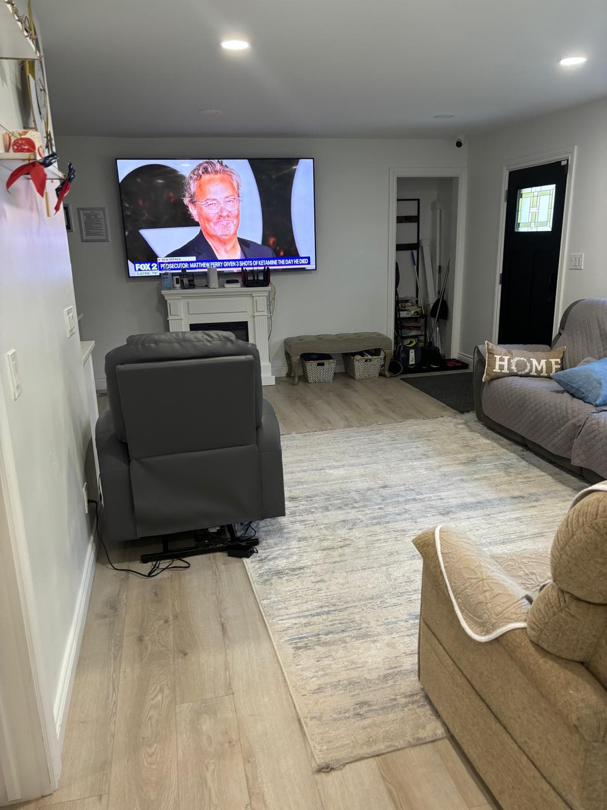 Peaceful Manor Livonia — Living room
